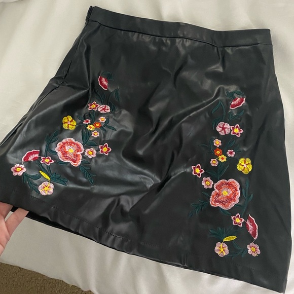 Floral leather black skirt - Picture 2 of 2